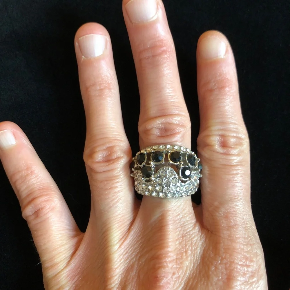 Elegant Silver and Black Rhinestone Women's Ring